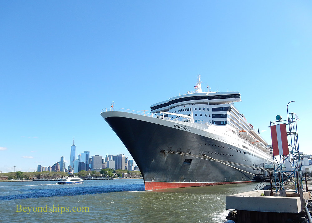 Queen Mary 2 cruise ship in New York
