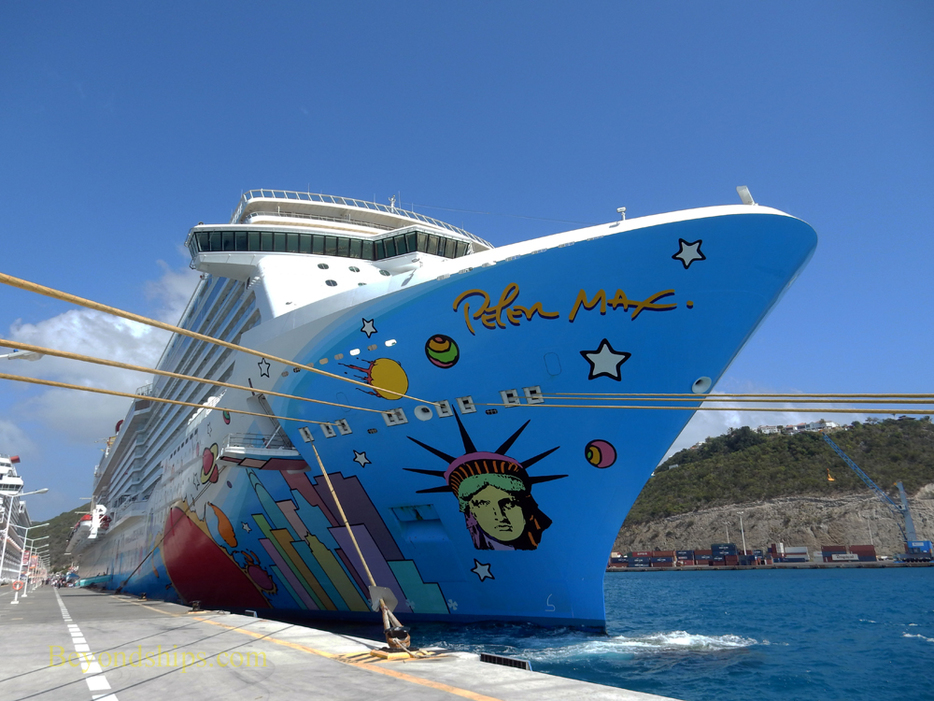 Picture Cruise ship Norwegian Breakaway