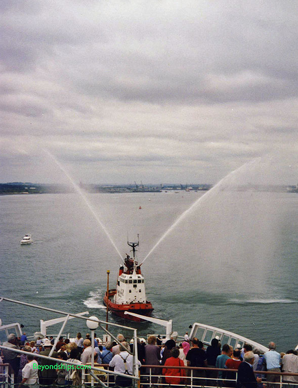 QE2 100th voyage, Southampton fire boat